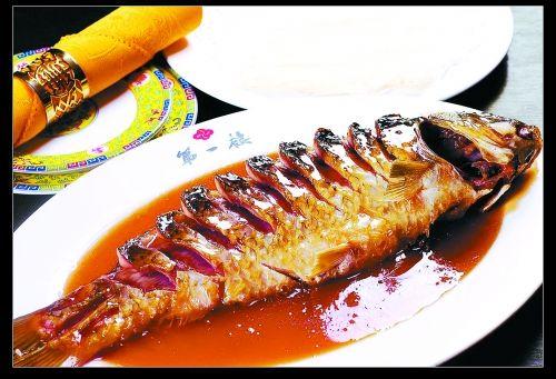 凯特-摩丝穿超短裙亮相 与狗仔队玩“躲猫猫”-ky开元(图1) ky开元