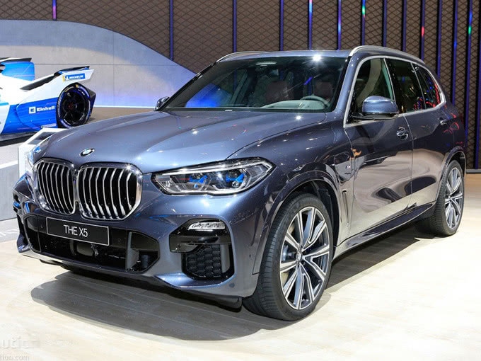 【KY开元集团官网】威尼斯获赠终身成就奖 吴宇森徐克一抱泯恩仇(图1) KY开元集团官网